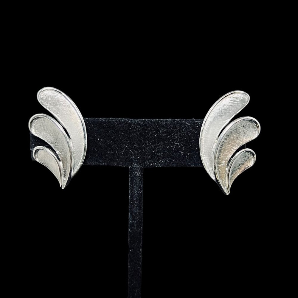 Vintage Crown Trifari Silver Tone Leaf Clip On Earrings (4972)